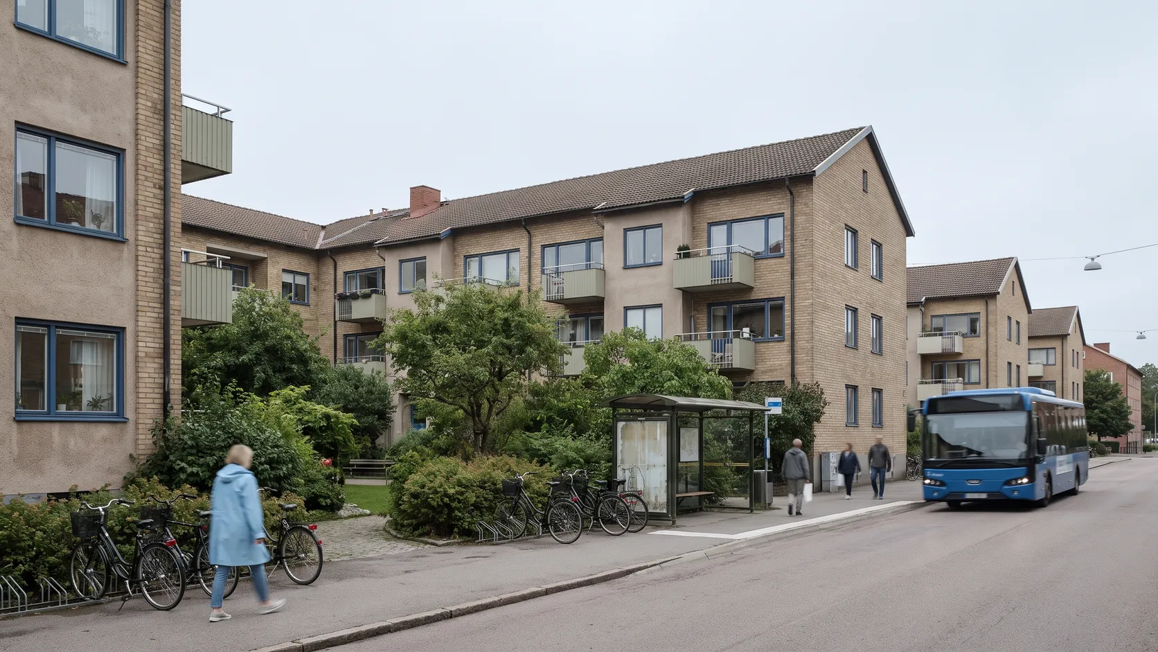 Bostadsområde med flerfamiljshus och en busshållplats på Hisingen.