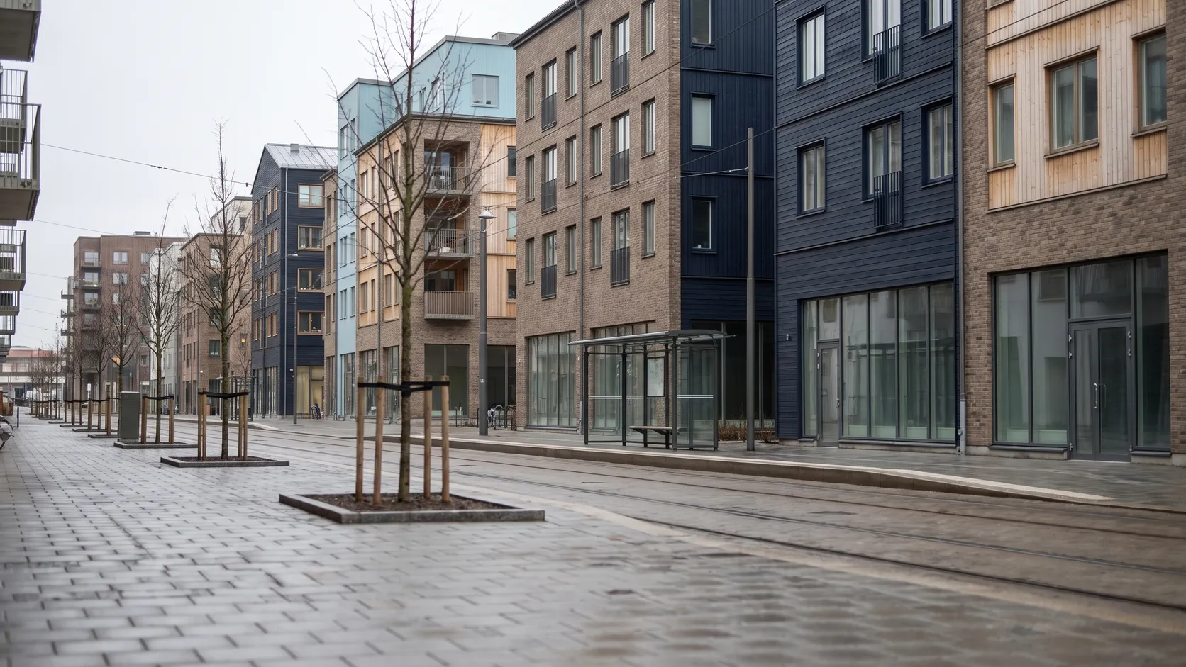 Nya bostadshus och spårvagnshållplats på Hisingen.