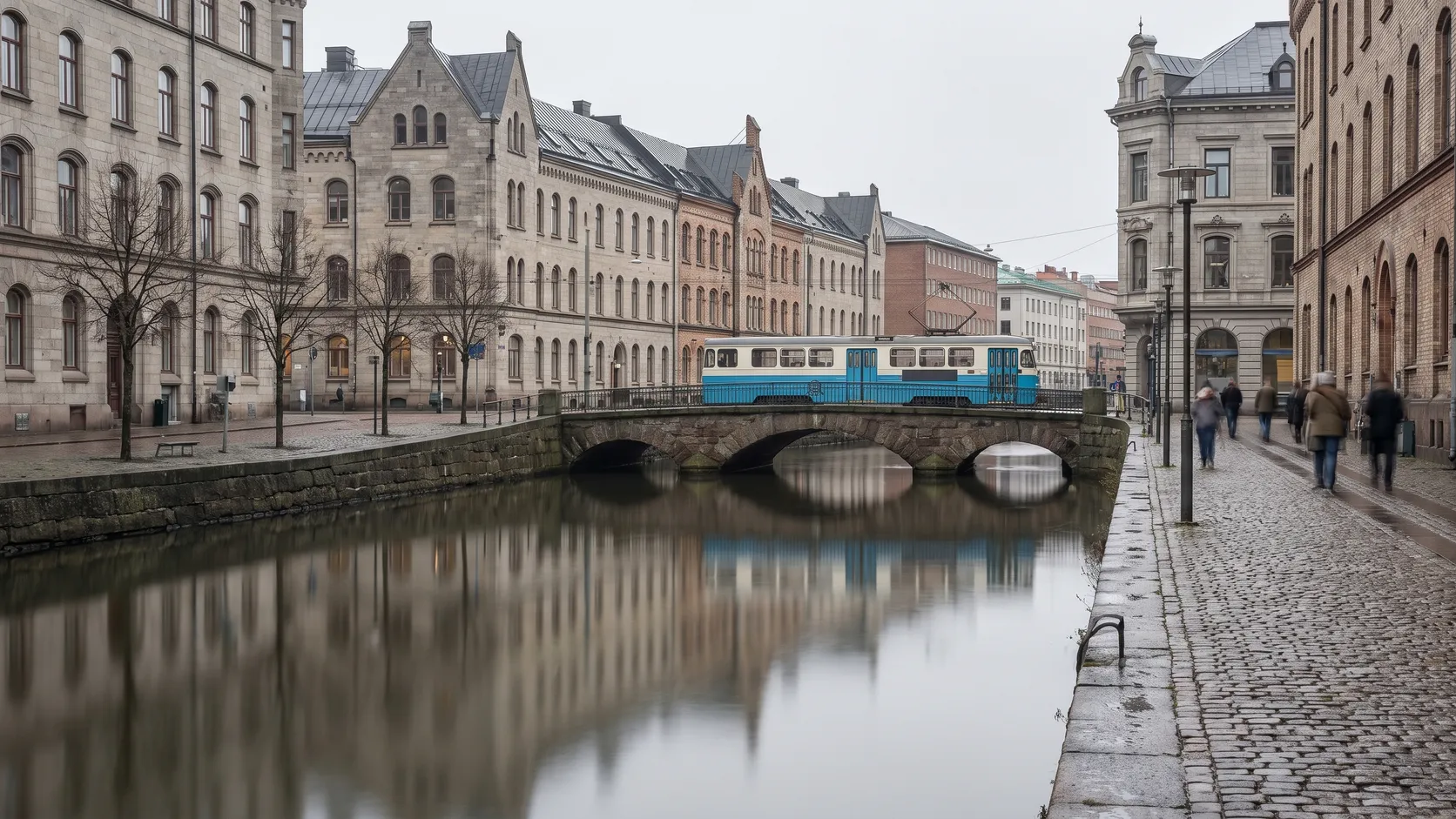 Kanal i centrala Göteborg med stenhus och en spårvagn på bron.