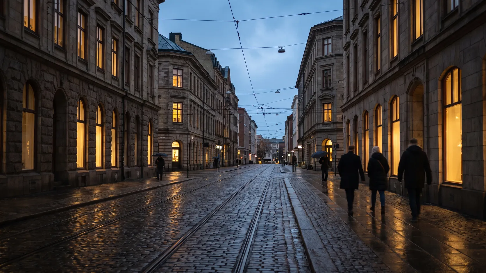 Kvällsgata med kullersten och tända fönster i centrala Göteborg.