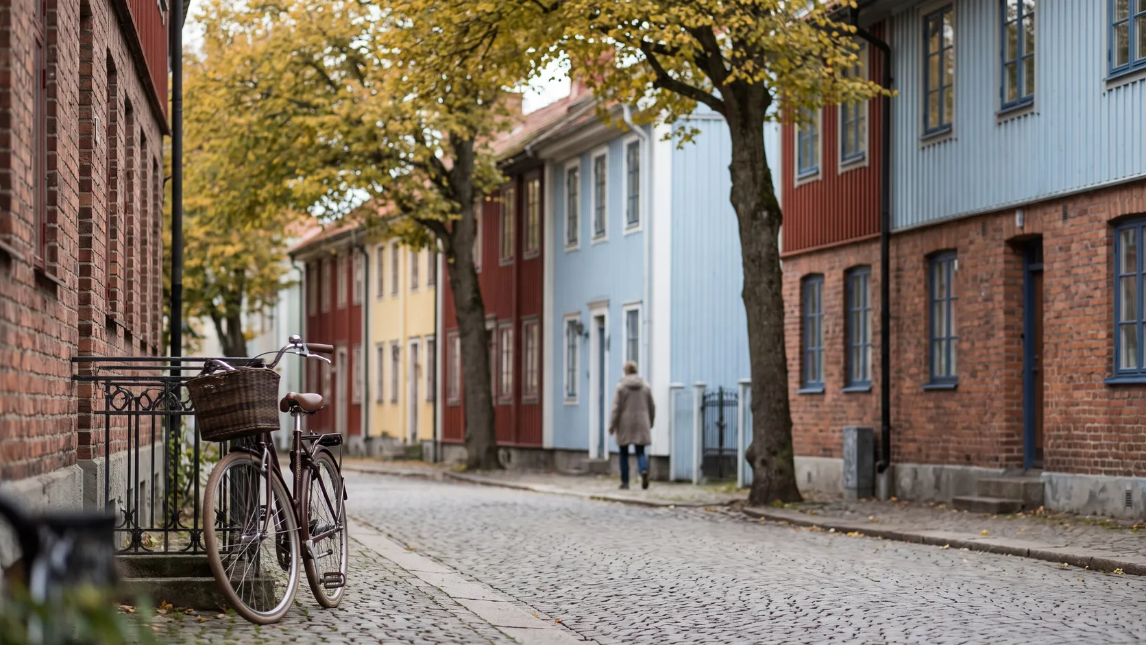 Gata i Majorna med landshövdingehus och höstträd.