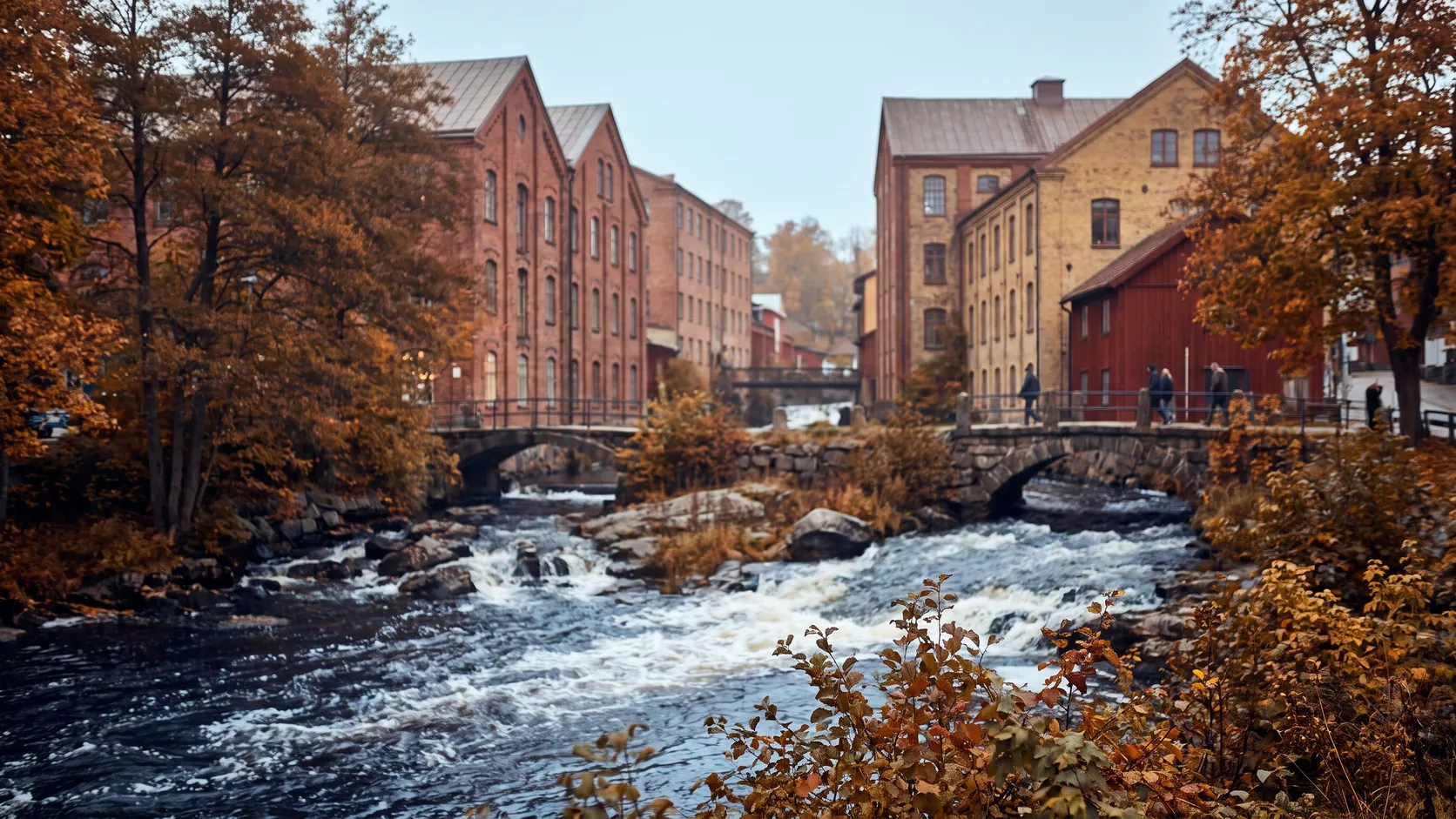Gamla kvarnbyggnader vid en fors i Mölndal.