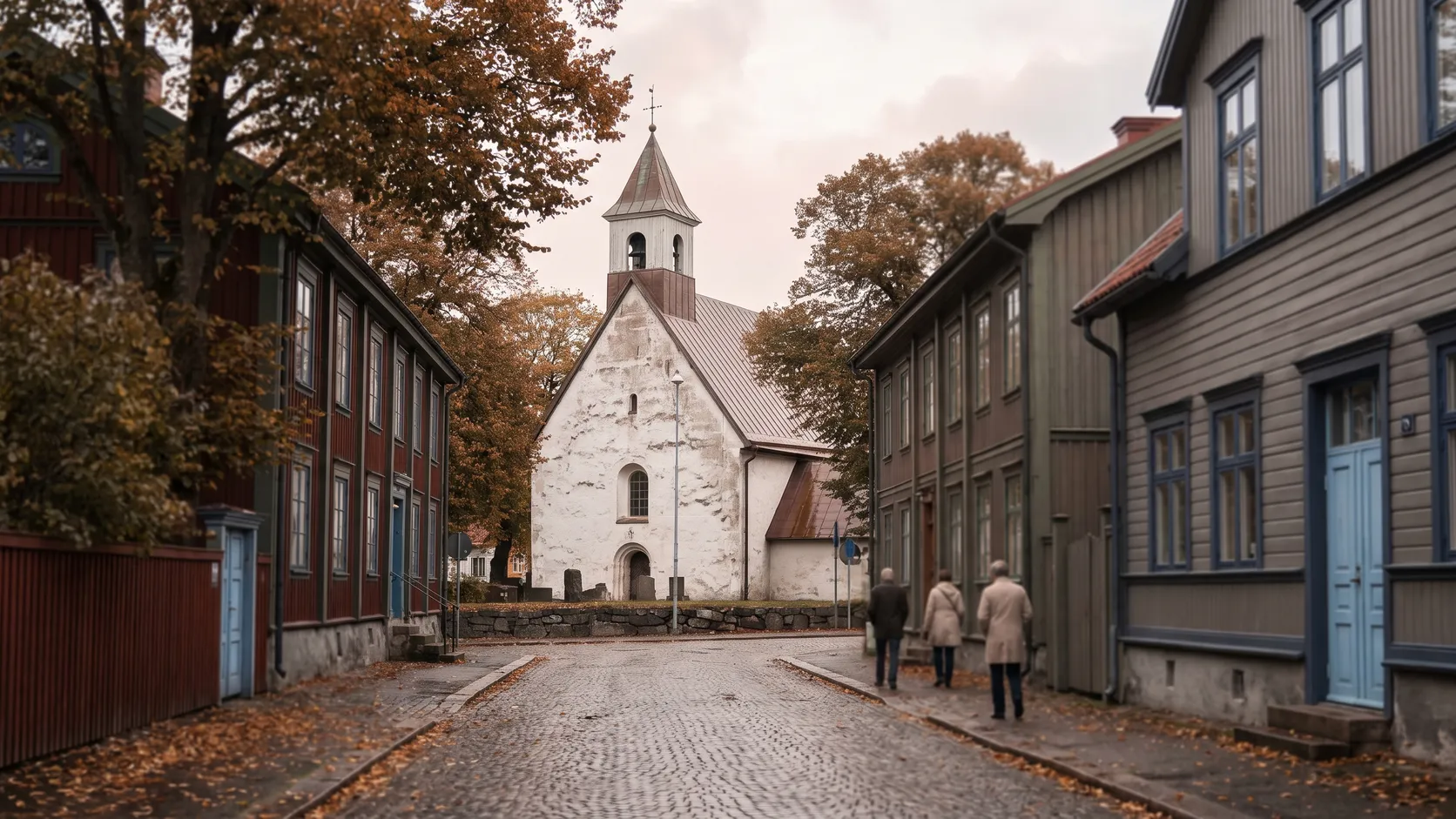 Gammal stenkyrka och villor bland höstträd i Örgryte.
