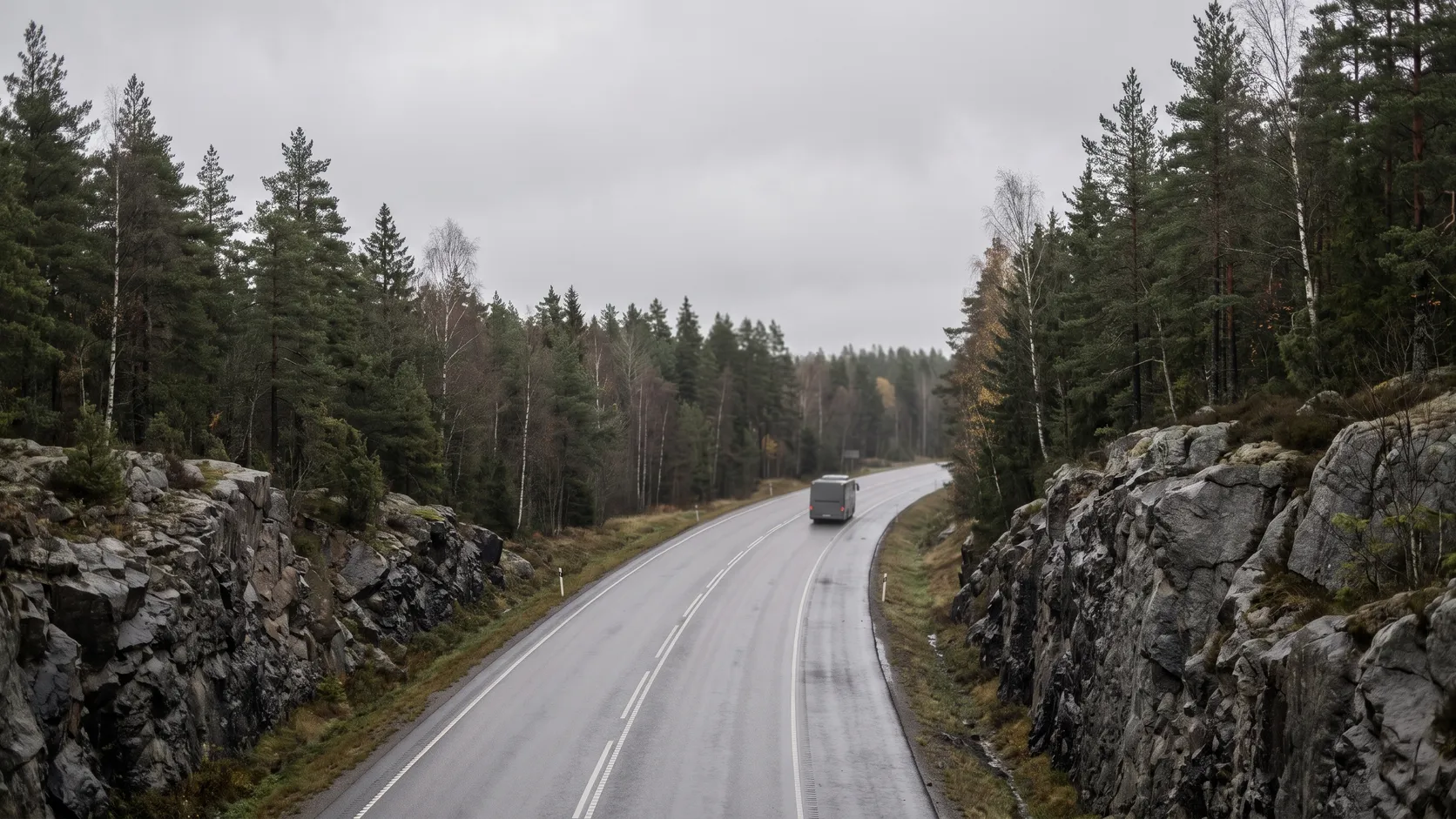 Motorväg genom skog och bergskärningar på väg mot Göteborg.