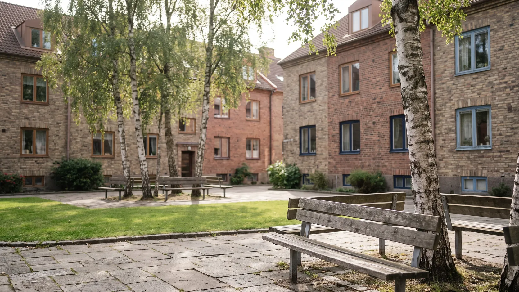 Litet torg med bostadshus och grönska i östra Göteborg.