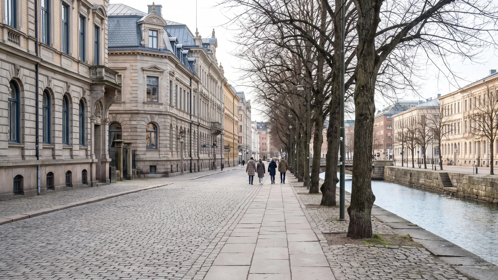 Västra Hamngatan i centrala Göteborg med stenhus och träd.