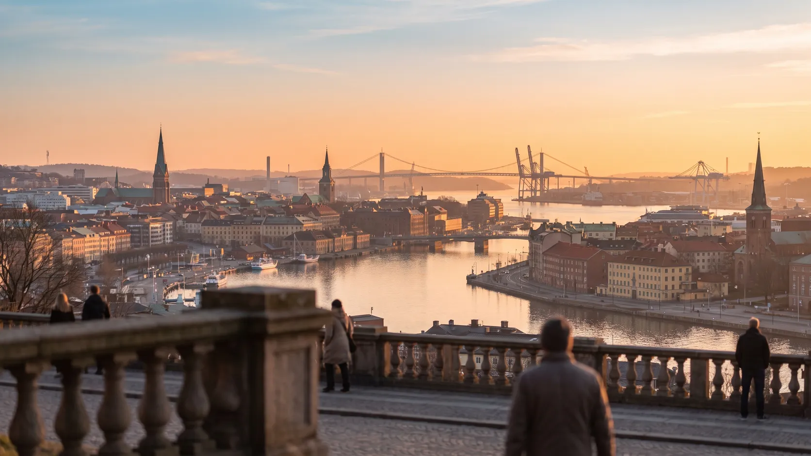 Utsikt över Göteborg med älven och stadens tak i kvällsljus.